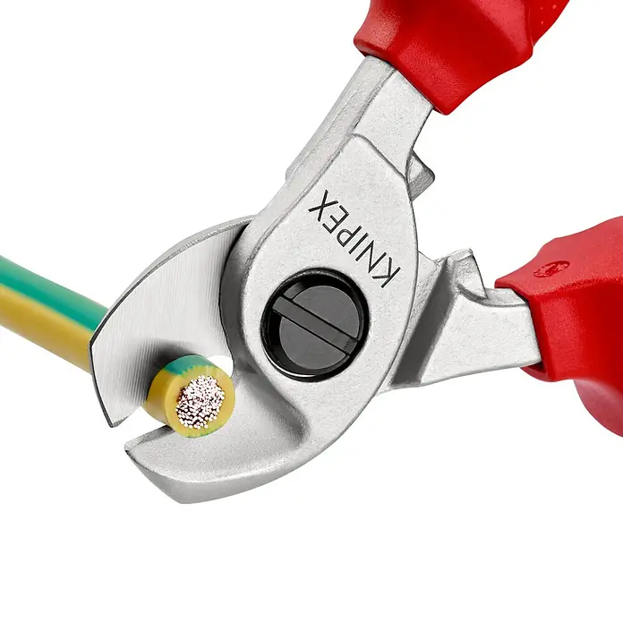Knipex Kabelschere VDE - Länge: 165 mm - Das Bild zeigt eine KNIPEX Kabelschere beim Schneiden eines gelb-grünen Erdungskabels, wodurch die präzise Schneidleistung hervorgehoben wird.
