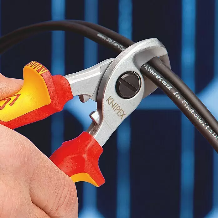 Knipex Kabelschere VDE - Länge: 165 mm - Anwendungsbeispiel
