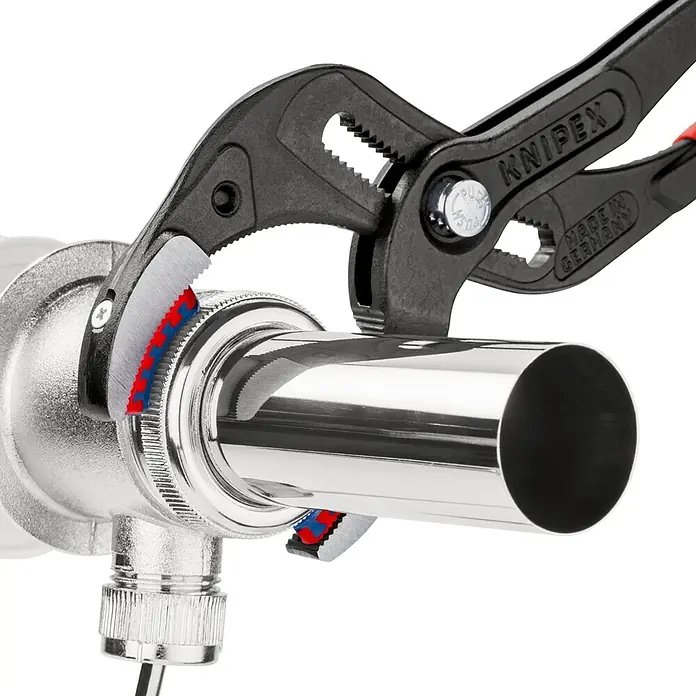 Knipex Wasserpumpenzange SpeedGrip - Länge: 250 mm, Poliert - Knipex Rohrzange an glänzendem Rohr befestigt, ideal für professionelle Installationen. Hergestellt in Deutschland, garantiert höchste Qualität und Präzision.