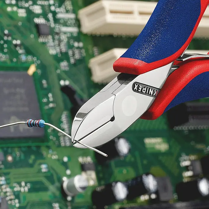 Knipex Seitenschneider - Länge: 11,5 cm, Härte Schneide: 60 HRC, Ölgehärtet - Knipex Seitenschneider schneidet präzise einen Draht vor einer grünen Platine. Ideal für Elektronikarbeiten.