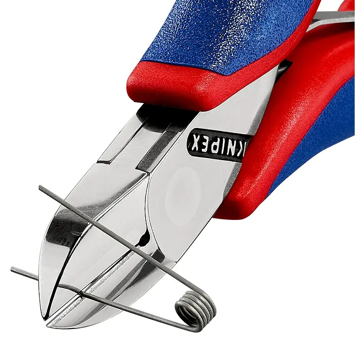 Knipex Seitenschneider - Länge: 11,5 cm, Härte Schneide: 60 HRC, Ölgehärtet - Eine Nahaufnahme einer KNIPEX Seitenschneider, der einen Draht schneidet. Die Griffe sind rot und blau.