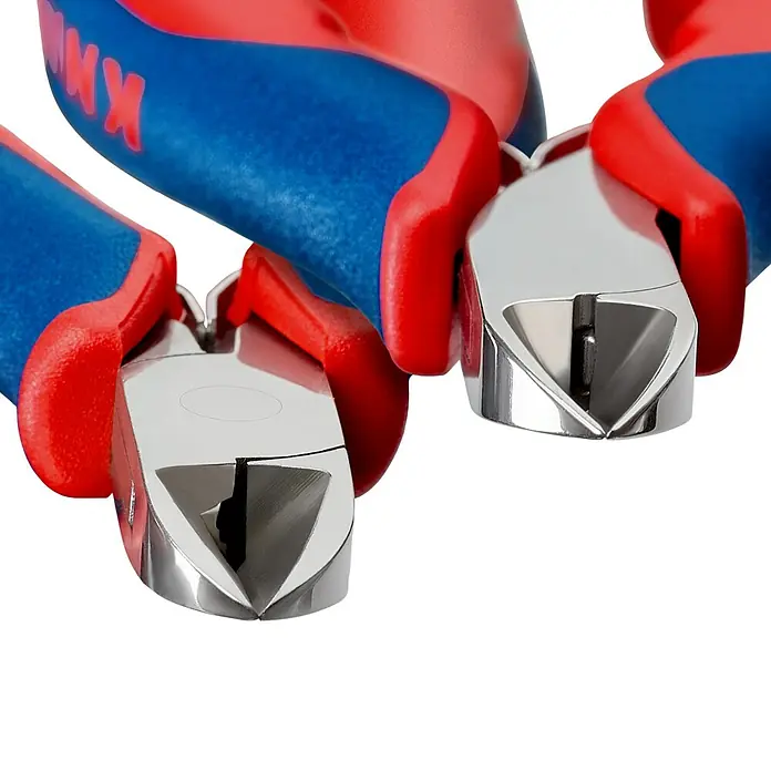 Knipex Seitenschneider - Länge: 11,5 cm, Härte Schneide: 60 HRC, Ölgehärtet - Nahaufnahme von zwei Knipex-Seitenschneidern mit blau-roten Griffen, die auf einem schwarzen Hintergrund platziert sind.