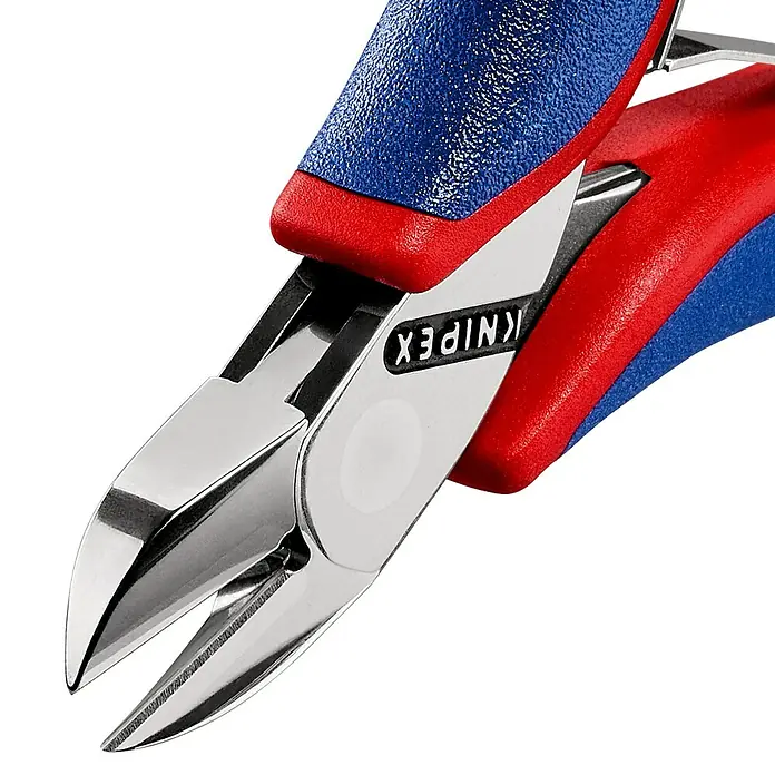 Knipex Seitenschneider - Länge: 11,5 cm, Härte Schneide: 60 HRC, Ölgehärtet - Nahaufnahme einer Knipex Seitenschneider mit blau-roten Griffen vor schwarzem Hintergrund, ideal für präzise Schneidarbeiten.