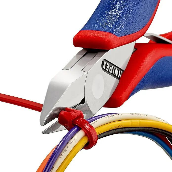 Knipex SeitenschneiderLänge: 11,5 cm, Härte Schneide: 57 HRC, Ölgehärtet, 0,3 mm - 1,3 mm - Knipex Seitenschneider schneidet Kabelbinder um einen Draht. Die Zange hat rot-blaue Griffe und einen silbernen Kopf.