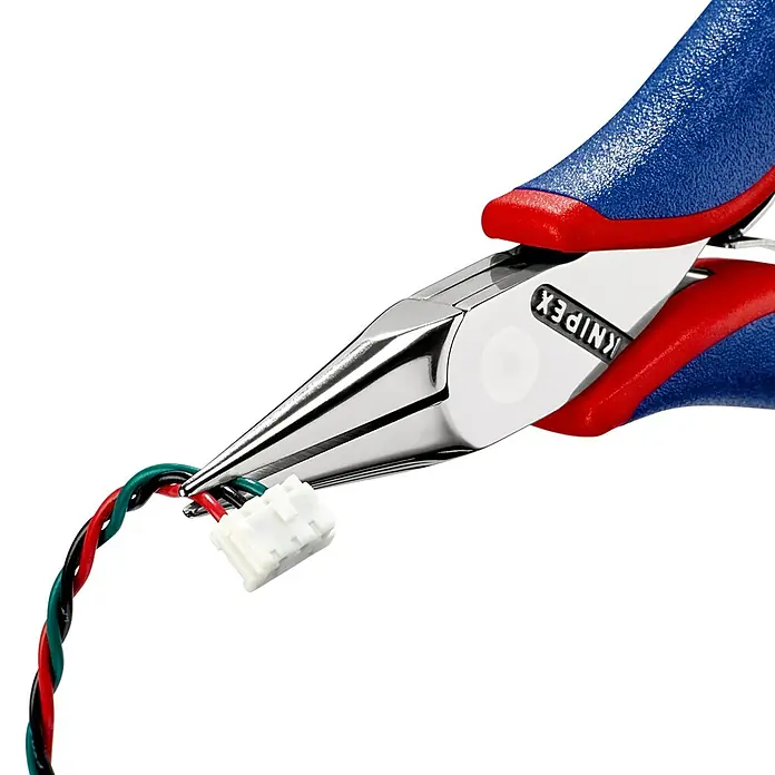 Knipex Flachrundzange - Länge: 11,5 cm, Backenform: Flachrund - Nahaufnahme einer KNIPEX Zange, die ein Kabel hält. Ideal für präzise Arbeiten in Elektronik und Modellbau.