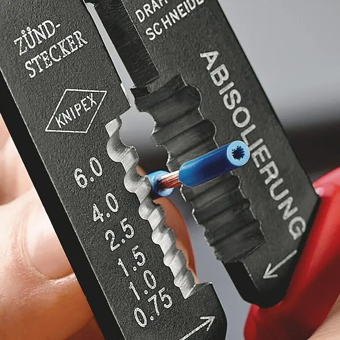 Knipex Crimpzange - Länge: 24 cm - Eine Nahaufnahme einer Knipex Abisolierzange, die ein blaues Kabel abisoliert und die Präzision des Werkzeugs hervorhebt.