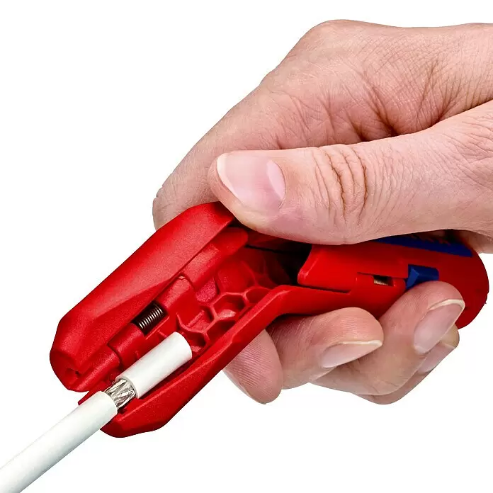 Knipex Abisolierzange - Passend für: 0,2/0,3/0,8/1,5/2,5/4 mm² Kabelquerschnitt - Eine Hand hält ein rotes Kabelabmantelungswerkzeug, das ein weißes Koaxialkabel abisoliert.