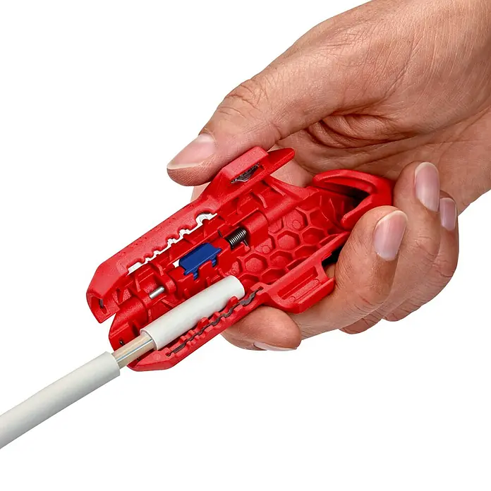 Knipex Abisolierzange - Passend für: 0,2/0,3/0,8/1,5/2,5/4 mm² Kabelquerschnitt - Eine Hand hält einen roten Abisolierer, der ein weißes Kabel abisoliert. Das Werkzeug ist kompakt und benutzerfreundlich gestaltet.