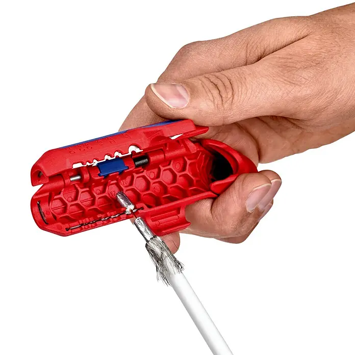 Knipex Abisolierzange - Passend für: 0,2/0,3/0,8/1,5/2,5/4 mm² Kabelquerschnitt - Nahaufnahme einer Hand, die einen roten Koaxialkabelabisolierer hält, der ein Kabel abisoliert.