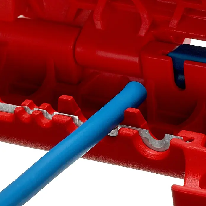 Knipex Abisolierzange - Passend für: 0,2/0,3/0,8/1,5/2,5/4 mm² Kabelquerschnitt - Nahaufnahme eines roten Abisolierwerkzeugs mit einem blauen Kabel. Perfekt zum präzisen Abisolieren von Drähten.