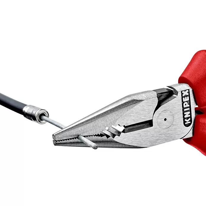 Knipex Kombizange - Länge: 14,5 cm - Knipex Zange mit roten Griffen und silbernen Backen schneidet ein Stahlseil.
