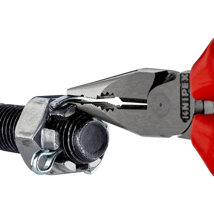 Knipex Kombizange - Länge: 14,5 cm - Eine Nahaufnahme einer KNIPEX-Zange, die einen Bolzen und eine Mutter hält, wobei der Fokus auf der Präzision und Funktionalität des Werkzeugs liegt.