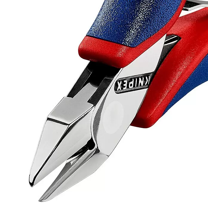 Knipex Seitenschneider - Länge: 11,5 cm, Härte Schneide: 60 HRC, Ölgehärtet, 0,3 mm - 1,3 mm - Nahaufnahme eines Knipex-Seitenschneiders mit roten und blauen strukturierten Griffen und glänzenden Metallbacken.