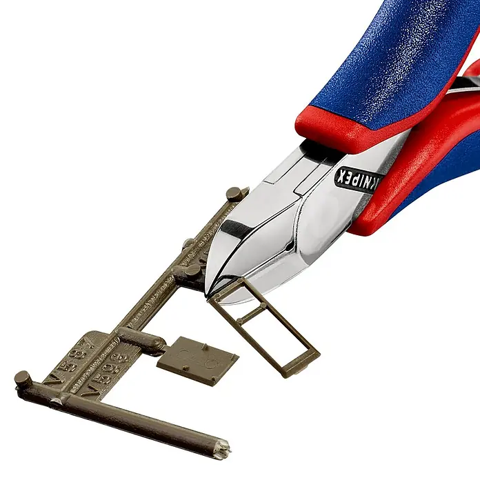 Knipex Seitenschneider - Länge: 11,5 cm, Härte Schneide: 60 HRC, Stahl - Knipex Seitenschneider im Einsatz zum präzisen Abtrennen eines Kunststoffteils von einem Gussrahmen, ideal für Modellbau und Elektronik.