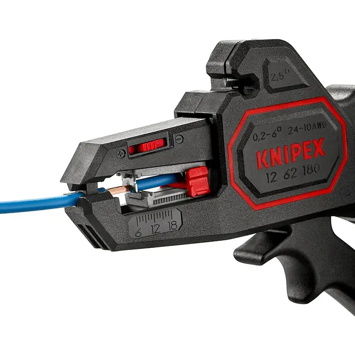 Knipex Abisolierzange - Länge: 18 cm - Nahaufnahme einer Knipex 12 62 180 Abisolierzange mit einem blauen Kabel, die präzises Abisolieren ermöglicht.