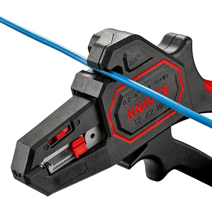 Knipex Abisolierzange - Länge: 18 cm - Eine Nahaufnahme eines KNIPEX 12 62 180 Selbsteinstellende Abisolierzange mit einem blauem Kabel, vor einem schwarzen Hintergrund.
