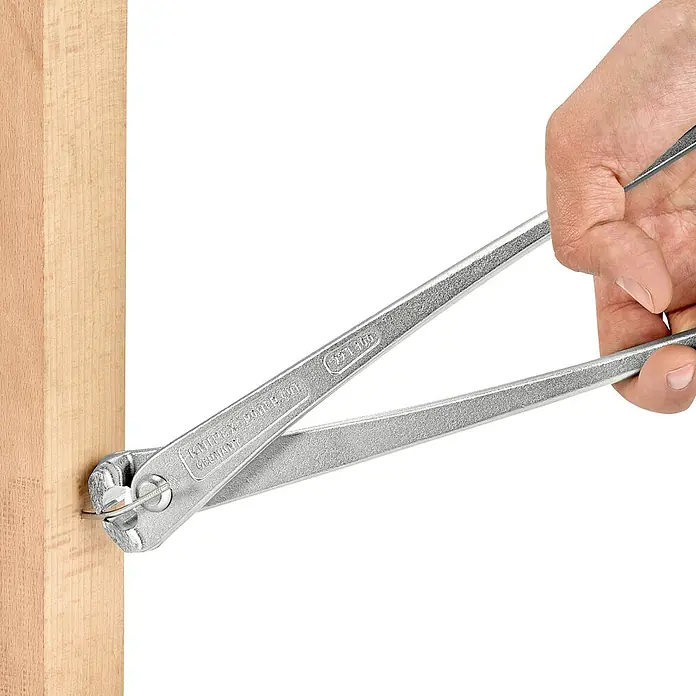 Knipex Kneifzange - Länge: 30 cm, Durchsteckgelenk - Nahaufnahme einer Kneifzange, die einen Nagel aus einem Holzstück zieht. Ideal für Handwerker & DIY-Enthusiasten.