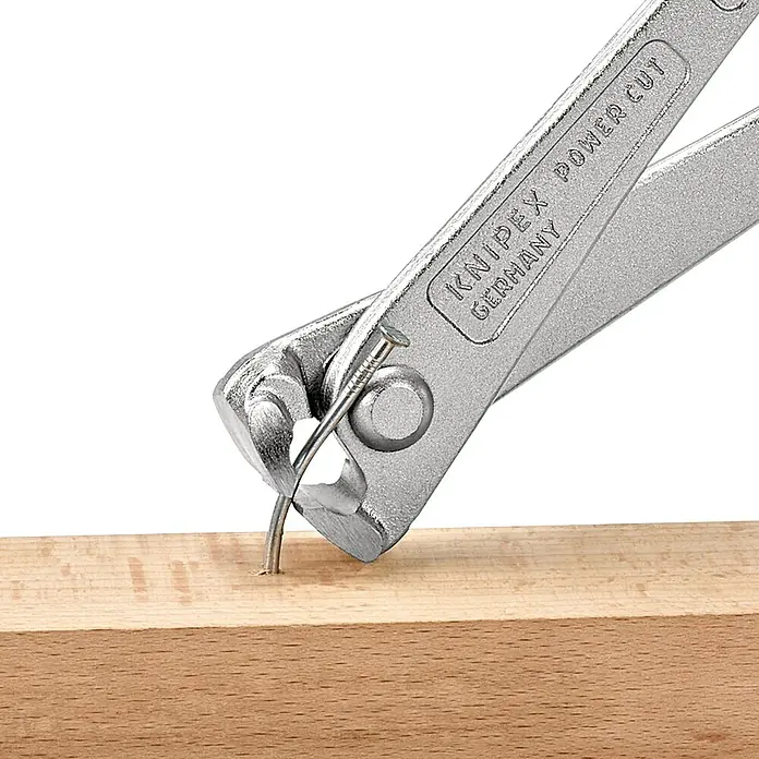 Knipex Kneifzange - Länge: 30 cm, Durchsteckgelenk - Der Knipex Power Cut Seitenschneider zieht einen Nagel aus einem Holzbrett. Ein vielseitiges Werkzeug für jeden Handwerker.