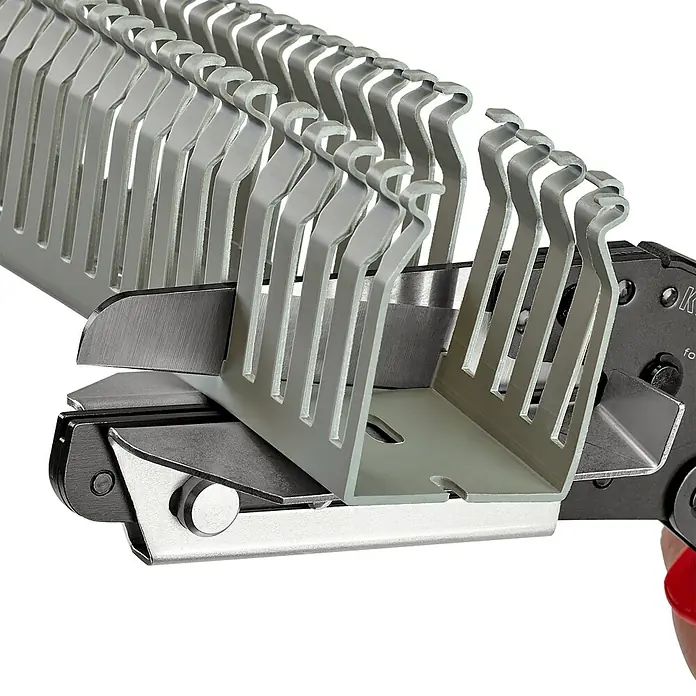 Knipex Schere - Geeignet für: Kunststoffprofile, Schnittlänge: 110 mm - Eine Draufsicht einer KNIPEX Kabelschere, die einen Kabelkanal durchschneidet, wobei die Schärfe auf die Schneidkante und den Kabelkanal gerichtet ist.