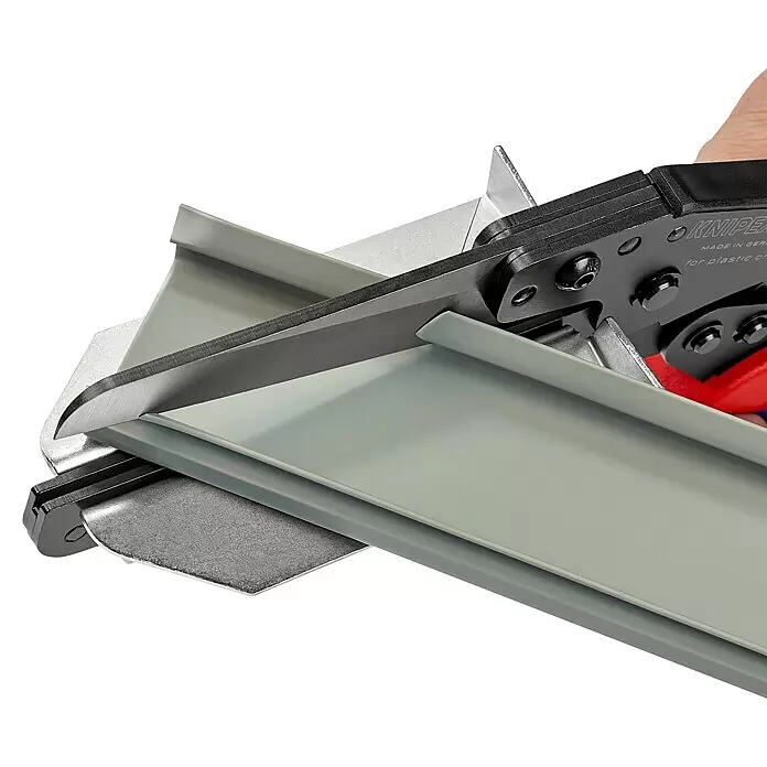 Knipex Schere - Geeignet für: Kunststoffprofile, Schnittlänge: 110 mm - Knipex Schere schneidet präzise ein graues Kunststoffprofil.