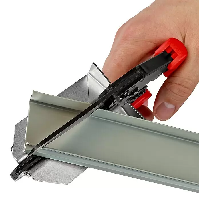 Knipex Tijera - Apto para: Perfiles de plástico, Longitud de corte: 110 mm - Mano usando una herramienta crimpadora roja y negra en un perfil metálico gris.
