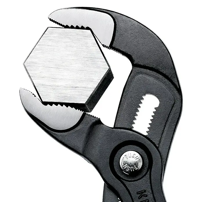 Knipex Wasserpumpenzange Cobra - Länge: 250 mm - Nahaufnahme einer schwarzen Wasserpumpenzange, die eine sechseckige Mutter hält, mit Details zu den gezahnten Backen und dem Verstellknopf.