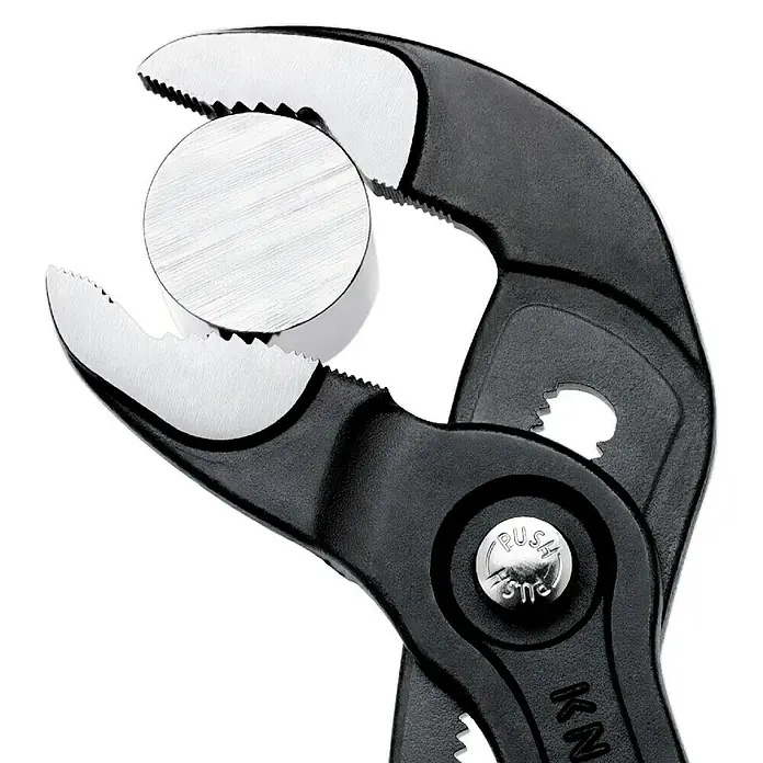 Knipex Wasserpumpenzange Cobra - Länge: 250 mm - Die KNIPEX Zangenschlüssel-Zange greift einen Metallzylinder. Das Werkzeug bietet präzisen Halt und schonende Bearbeitung verschiedener Werkstücke.