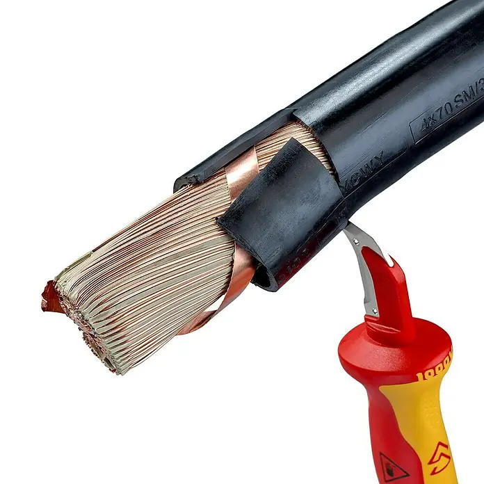 Knipex Kabelabmantelungsmesser - Klingenlänge: 38 mm, Gleitschuh - Nahaufnahme eines Kabels mit einer Abisolierzange, die die Kupferdrähte freilegt, was die Kabelstruktur und das Werkzeug hervorhebt.