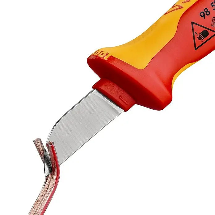 Knipex Kabelmesser - Schneide, Klingenlänge: 50 mm - Ein gelb-rotes Kabelmesser der Marke Knipex beim Schneiden eines rot ummantelten Kabels.