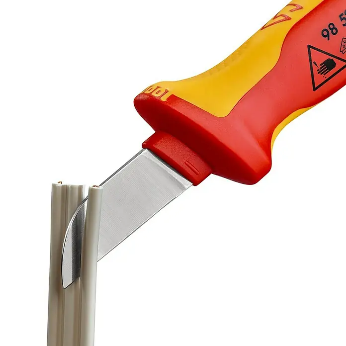 Knipex Kabelmesser - Schneide, Klingenlänge: 50 mm - Nahaufnahme eines Kabelmessers mit rot-gelbem Griff, das ein graues Kabel schneidet. Das Messer ist scharf und präzise, ideal für Elektroarbeiten.