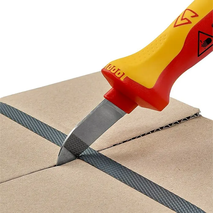 Knipex Kabelmesser - Schneide, Klingenlänge: 50 mm - Paketband wird mit einem roten und gelben Isolationsmesser durchtrennt.