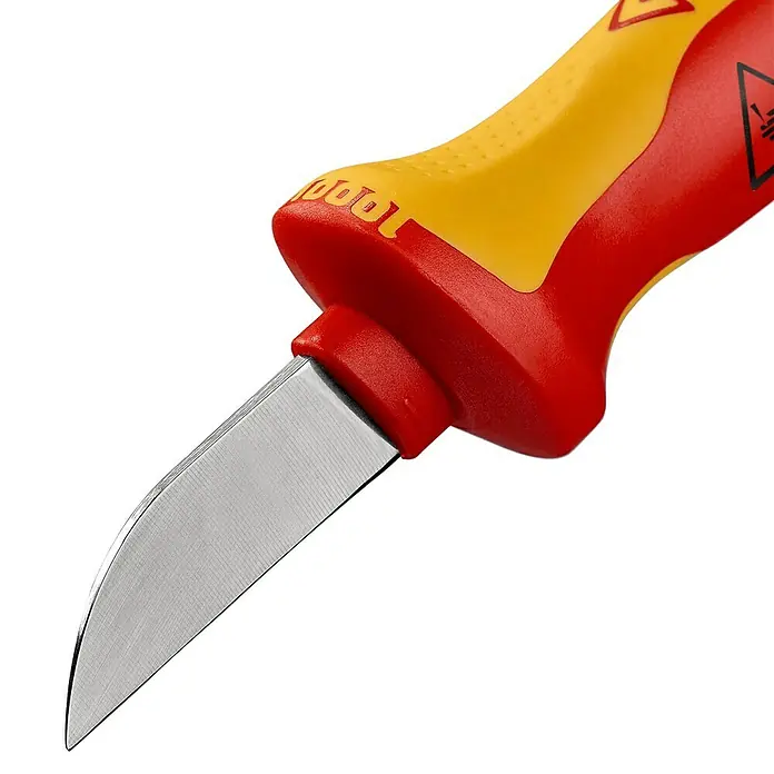 Knipex KabelmesserSchneide, Klingenlänge: 50 mm - Detailaufnahme eines Kabelmessers mit gelb-rotem Griff und gebogener Klinge vor schwarzem Hintergrund.