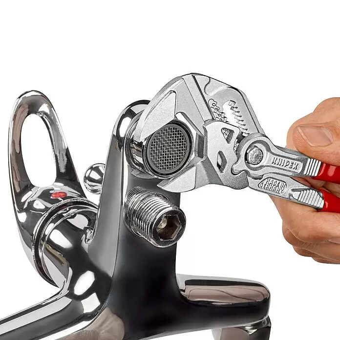Knipex Wasserpumpenzange - Länge: 180 mm, Verchromt - Knipex Zangenschlüssel greift einen Wasserhahn-Strahlregler an einem Chromhahn.