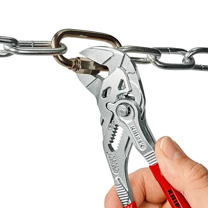 Knipex Wasserpumpenzange - Länge: 180 mm, Verchromt - Die Knipex Zange in Aktion, greift ein Kettenglied. Ideal für präzise Arbeiten und robusten Einsatz im Werkstattbereich.