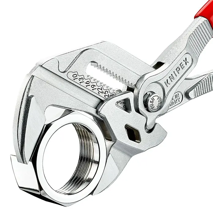 Knipex Wasserpumpenzange - Länge: 180 mm, Verchromt - Nahaufnahme einer KNIPEX Zange, die eine Mutter umfasst, Detailaufnahme der hochwertigen Werkzeugverarbeitung.