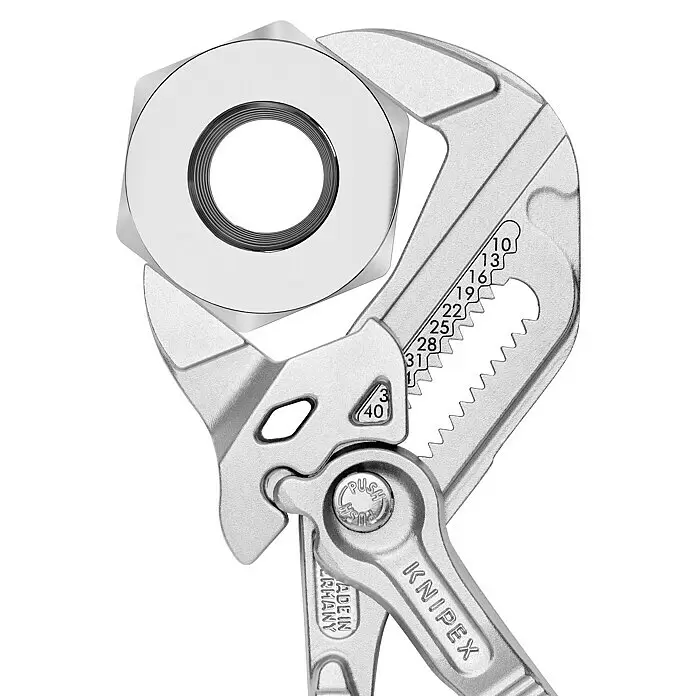 Knipex Wasserpumpenzange - Länge: 180 mm, Verchromt - Silberne Knipex Zange hält eine große Sechskantmutter, mit Verstellskala und Markenname.
