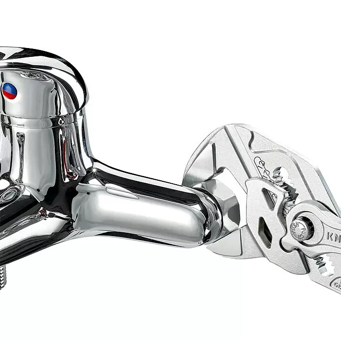 Knipex Wasserpumpenzange - Länge: 250 mm, Verchromt - Silberne Wasserpumpenzange greift einen glänzenden Chromwasserhahn.