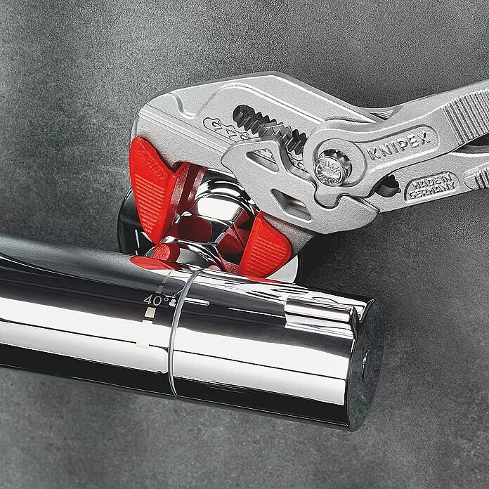 Knipex Wasserpumpenzange - Länge: 250 mm, Verchromt - Silberne Knipex Zange mit roten Schutzbacken greift einen glänzenden Chromhahn.