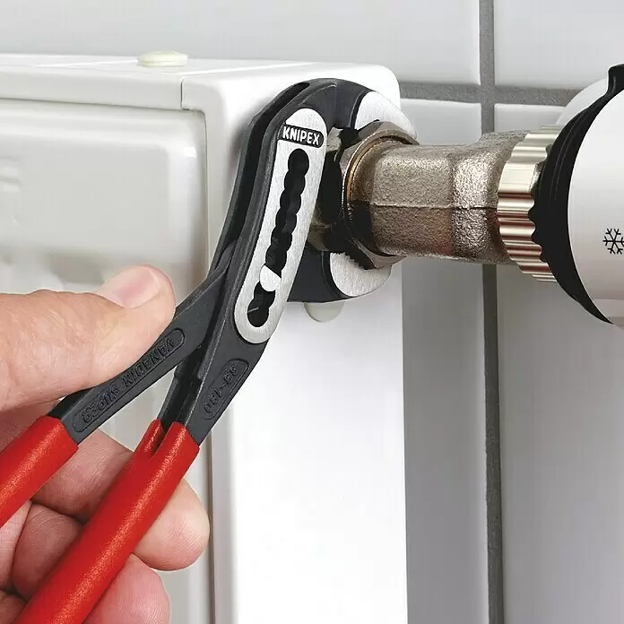Knipex Wasserpumpenzange Alligator - Länge: 180 mm - Anwendungsbeispiel