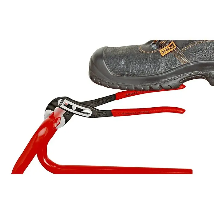 Knipex Wasserpumpenzange Alligator - Länge: 250 mm, Poliert - Die Knipex Alligator Wasserpumpenzange in Aktion, gehalten an einem roten Metallrohr, mit einem Sicherheitsschuh darüber.