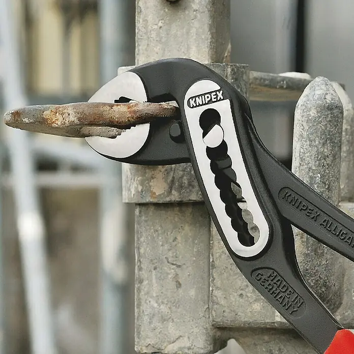 Knipex Wasserpumpenzange Alligator - Länge: 180 mm - Nahaufnahme einer KNIPEX Alligator Wasserpumpenzange, die ein rostiges Metallstück hält, mit Fokus auf Präzision und Qualität.