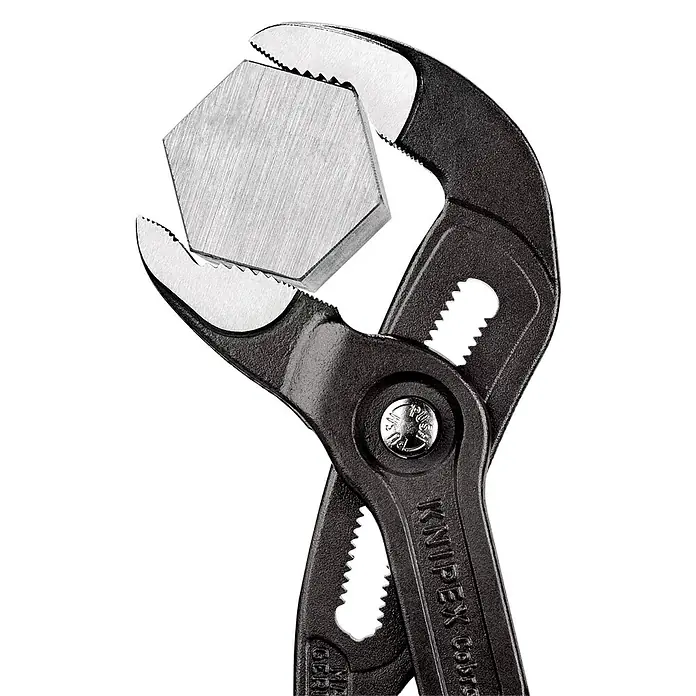 Knipex Wasserpumpenzange Cobra - Länge: 300 mm - Eine Nahaufnahme einer Knipex Cobra Wasserpumpenzange, die einen Sechskant festhält, wobei die gezahnten Backen und der verstellbare Griffmechanismus sichtbar sind.
