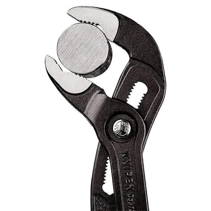 Knipex Wasserpumpenzange Cobra - Länge: 300 mm - Eine Knipex Cobra Wasserpumpenzange hält ein rundes Metallstück fest, ideal für präzise Arbeiten in Handwerk und Industrie.