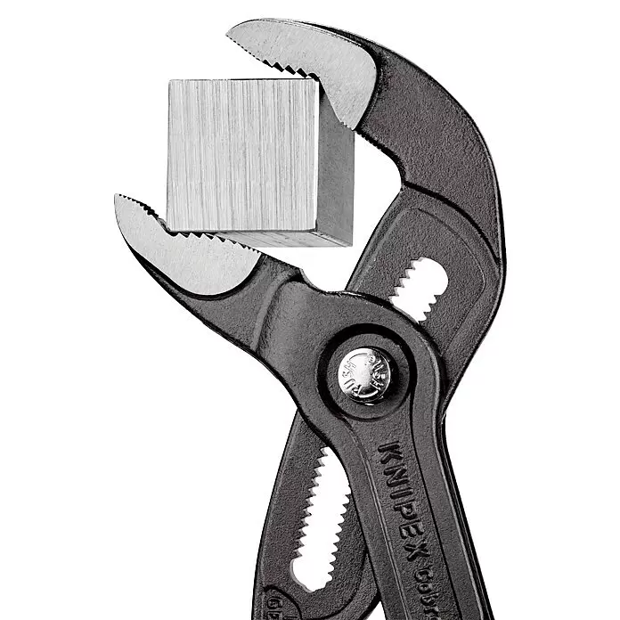 Knipex Wasserpumpenzange Cobra - Länge: 300 mm - Dunkelgraue Knipex Cobra Zange hält einen gebürsteten Metallwürfel.
