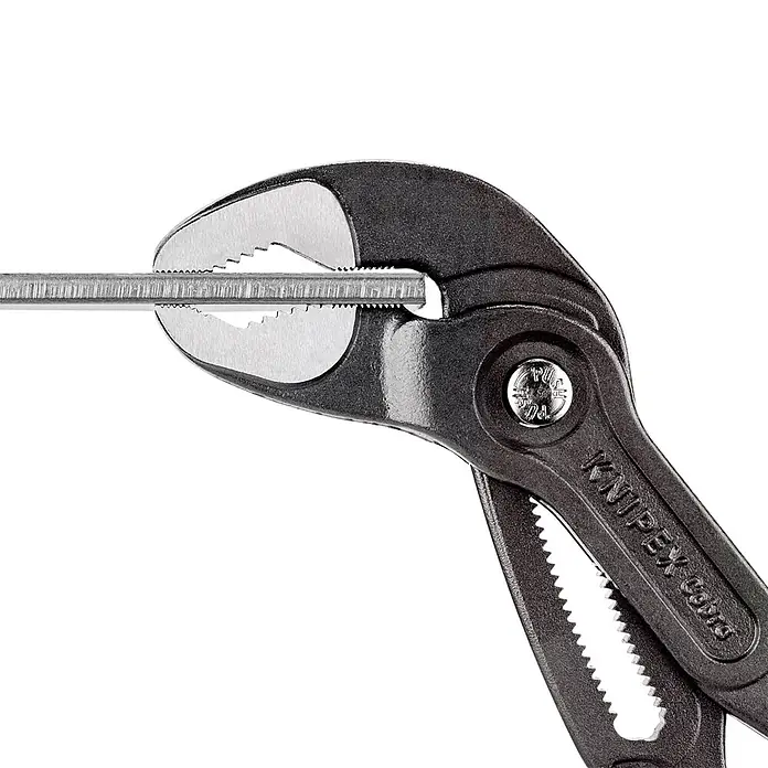 Knipex Wasserpumpenzange Cobra - Länge: 300 mm - Knipex Cobra Wasserpumpenzange hält einen Metallstab fest. Das Werkzeug ist auf einem schwarzen Hintergrund abgebildet.