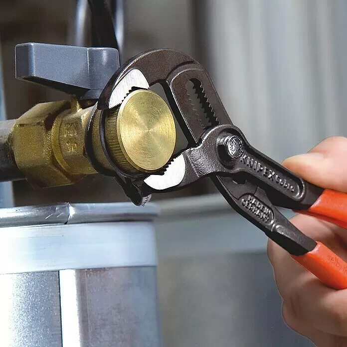 Knipex Wasserpumpenzange Cobra - Länge: 250 mm - Anwendungsbeispiel