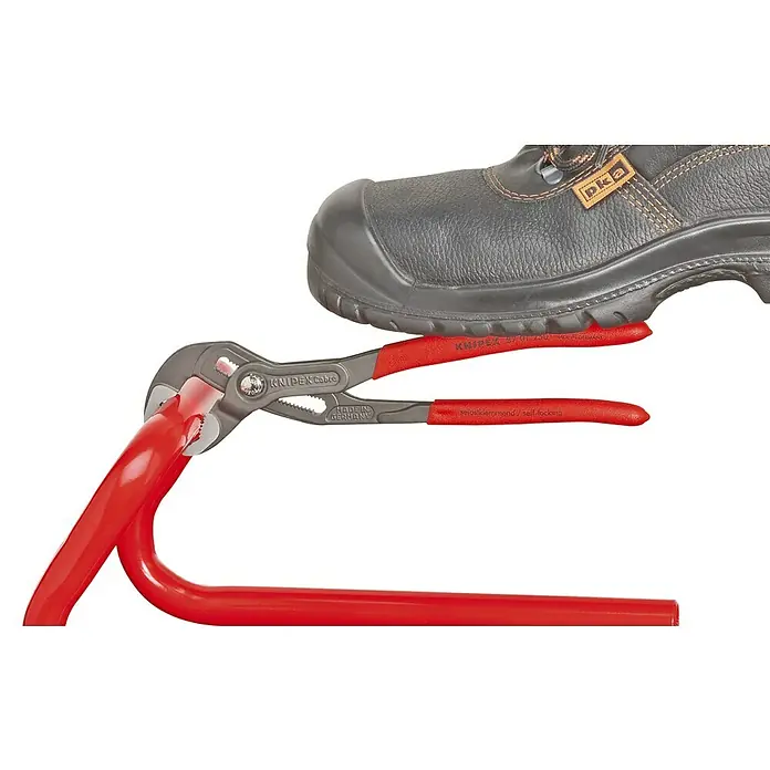 Knipex Wasserpumpenzange Cobra - Länge: 250 mm - Die Knipex Cobra Wasserpumpenzange im Einsatz, ein robustes Werkzeug für den professionellen Einsatz, mit Sicherheitsschuhen für zusätzliche Sicherheit.