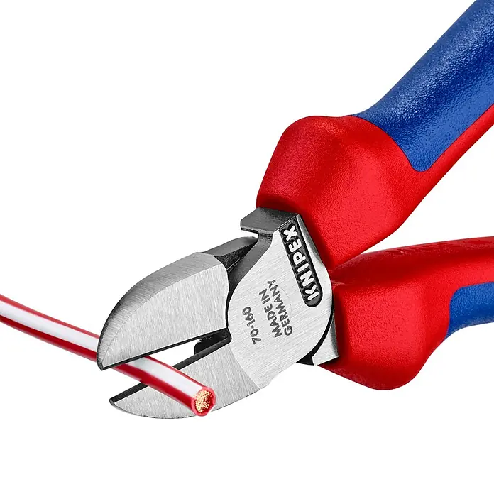 Knipex Seitenschneider - Länge: 16 cm, Härte Schneide: 62 HRC - Knipex Seitenschneider schneidet ein rot-weißes Kabel. Das Werkzeug hat rot-blaue Griffe und ist "Made in Germany".