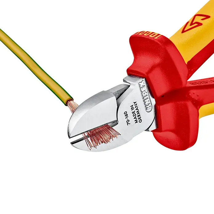 Knipex Seitenschneider - Länge: 16 cm - Knipex Seitenschneider 70-160 schneidet ein Kabel. Hochwertiges Werkzeug für präzise Schnitte in Kabeln und Drähten, hergestellt in Deutschland.