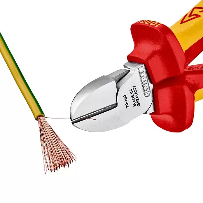 Knipex Seitenschneider - Länge: 16 cm - Rote und gelbe Knipex Seitenschneider durchtrennen ein gelb-grünes isoliertes Kupferkabel.